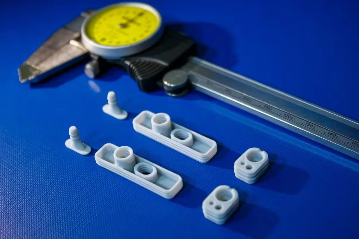 White silicone sealing and flow-control sample parts for an electronic atomizer assembly