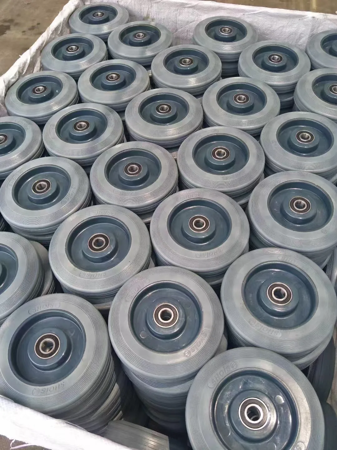 带轴承塑胶轮芯的橡胶实心轮批量成品